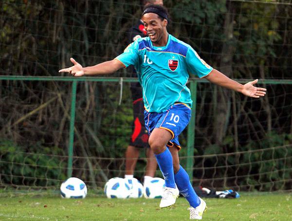 Ronaldinho Ga&uacute;cho sorridente no treino do Flamengo.(Imagem:Jorge Wiliam / Ag&ecirc;ncia O Globo)