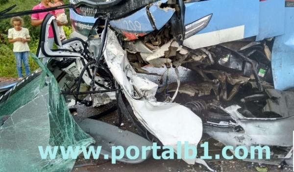 Casal morre ao colidir veículo com ônibus em rodovia do PI.(Imagem:Portalb1)