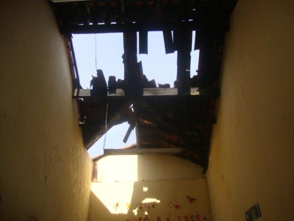 Inc&ecirc;ndio atinge escola em Floriano(Imagem:FlorianoNews)