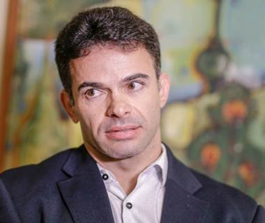B. Sá toma posse e garante apoio à reforma administrativa