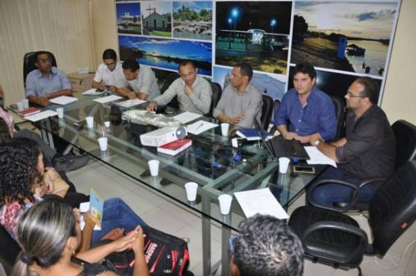 Audi&ecirc;ncia entre Prefeitura e SINTE discute reivindica&ccedil;&otilde;es dos professores de Floriano.(Imagem:SECOM)