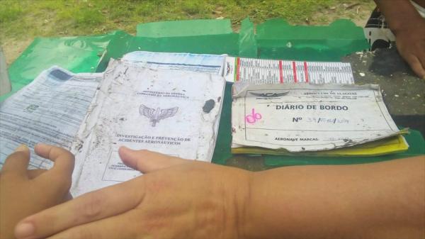 Documentos do avi&atilde;o encontrados no local do acidente em Sergipe.(Imagem:Reprodu&ccedil;&atilde;o/Jornal Hoje)