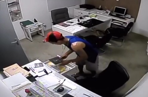 Polícia procura homem filmado furtando escritório em Teresina