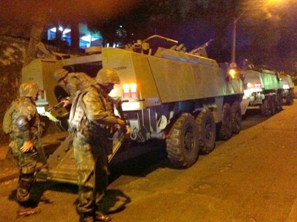 Pelo menos 50 militares circulam no entorno do batalh&atilde;o (Imagem:Bernardo Tabak/G1)