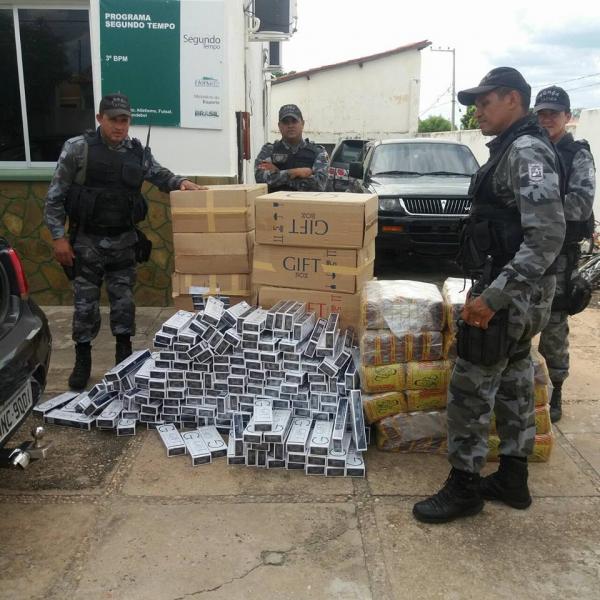For&ccedil;a T&aacute;tica apreende R$ 7 mil em carga de cigarros no Centro de Floriano.(Imagem:Divulga&ccedil;&atilde;o/Pol&iacute;cia Militar)