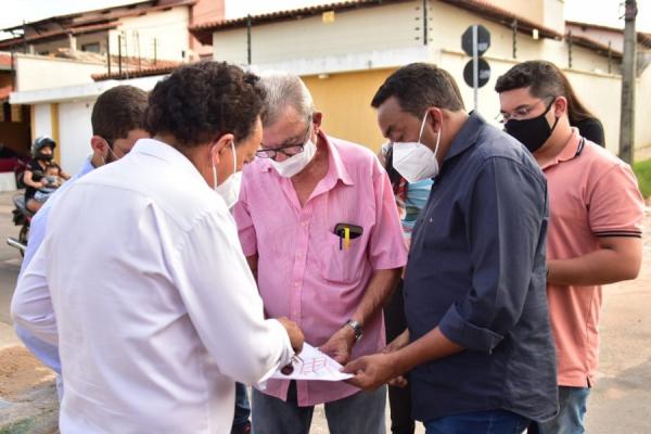 Prefeito Joel realiza vistoria em obras do esgotamento sanitário no bairro Sambaíba