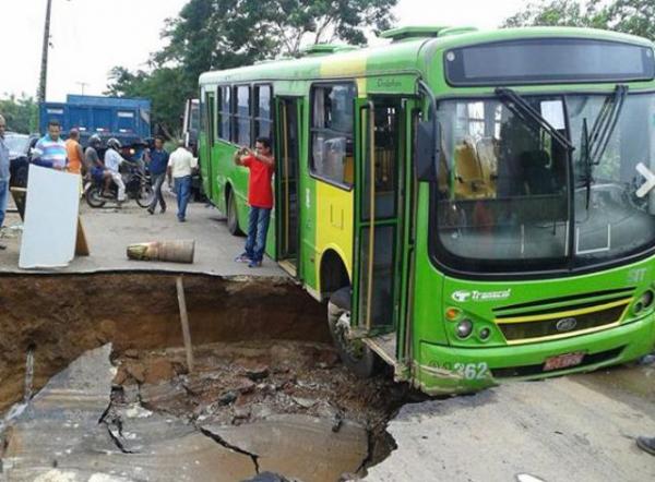 &Ocirc;nibus cai em buraco ap&oacute;s vazamento em tubula&ccedil;&atilde;o da Agespisa.(Imagem:Cidadeverde.com)