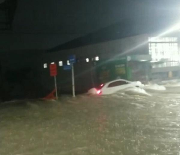Momento em que o carro da servidora &eacute; arrastado pelas &aacute;guas(Imagem:Reprodu&ccedil;&atilde;o)