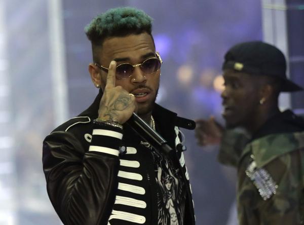 O cantor Chris Brown está sendo processado por suspeita de drogar e estuprar uma mulher em um iate ancorado em Miami, segundo reportado pela revista