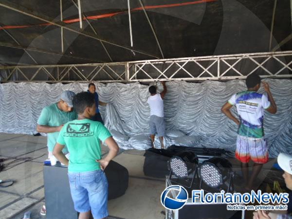 Palco para festa de anivers&aacute;rio do Programa Comando Geral j&aacute; est&aacute; sendo montado.(Imagem:FlorianoNews)
