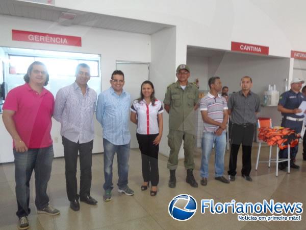 Mototaxistas florianenses recebem coletes de seguran&ccedil;a.(Imagem:FlorianoNews)