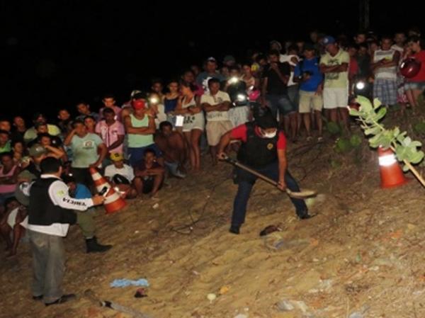 Peritos do IML estiveram no local e fizeram a remo&ccedil;&atilde;o do corpo.(Imagem:Daniel Santos/Proparnaiba)