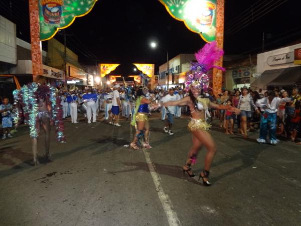 Desfiles de escolas de samba alegram a Av. Get&uacute;lio Vargas. (Imagem:FlorianoNews)