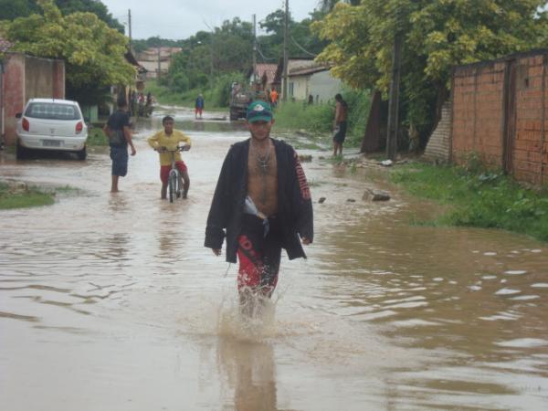 A chuva alagou ruas do centro de Floriano e dos bairros mais distantes do rio(Imagem:reda&ccedil;&atilde;o)