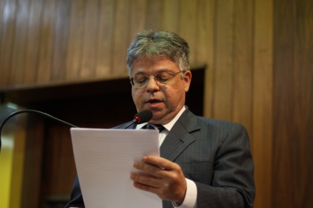 Gustavo Neiva usa os dois minutos para criticar o governo