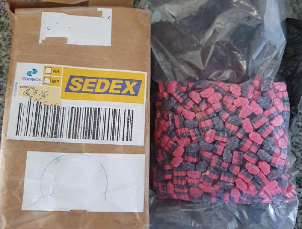 PF apreende 512 comprimidos de ecstasy enviados pelos Correios e prende três suspeitos de tráfico