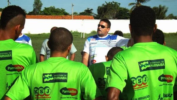Jorge Pinheiro conversa com os jogadores ap&oacute;s derrota para Cori-Sabb&aacute;.(Imagem:Renn&eacute; Fontenele/Ascom)