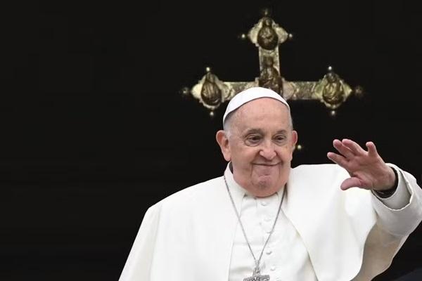 O Papa Francisco acena da galeria central da Bas&iacute;lica de S&atilde;o Pedro durante a mensagem pascal, como parte das celebra&ccedil;&otilde;es da Semana Santa, no Vaticano (Imagem: TIZIANA FABI / AFP)