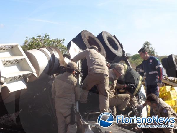 Caminhão tomba e motorista morre em acidente na PI 140.(Imagem:FlorianoNews)