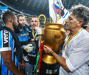 Grêmio vence nos pênaltis após confusão e é bicampeão gaúcho