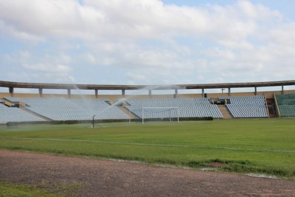Gramado do Albert&atilde;o recebe os primeiros cuidados antes da Copa do Nordeste.(Imagem:Ant&ocirc;nio Fontes/GloboEsporte.com)
