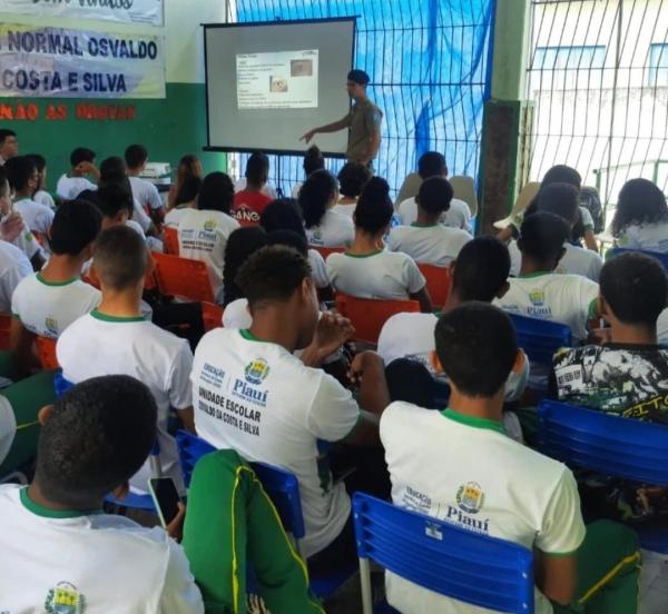 Pol&iacute;cia Militar de Floriano ministra palestra sobre drogas na Escola Normal Osvaldo da Costa e Silva.(Imagem:Reprodu&ccedil;&atilde;o/Instagram )