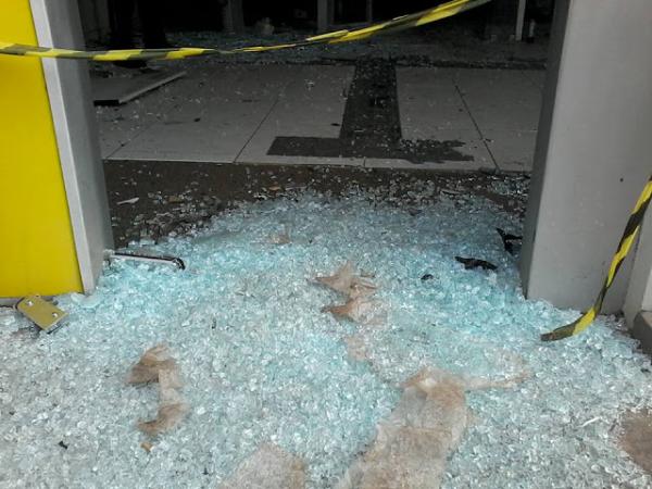 Quadrilha explode caixas eletr&ocirc;nicos das ag&ecirc;ncias dos Bancos do Brasil e Bradesco.(Imagem:Francinaldopublicidades)