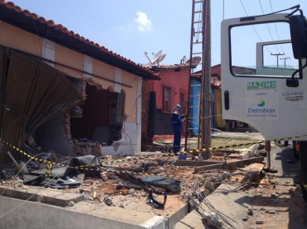 T&eacute;cnicos da Eletrobras estiveram no local tentando restabelecer energia.(Imagem:Juliano Barros/ G1)