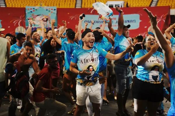  Integrantes da quadrilha junina Luar do S&atilde;o Jo&atilde;o, do Piau&iacute;, comemoram vit&oacute;ria no festival.(Imagem:Brenda Alc&acirc;ntara/Divulga&ccedil;&atilde;o )