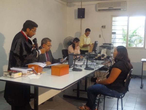 Réu é condenado pela morte da esposa na primeira sessão do Tribunal do Júri.(Imagem:FlorianoNews)