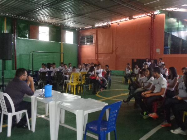 Redução da maioridade penal é tema de debate na Escola Pequeno Príncipe