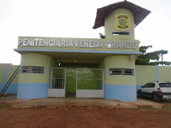 Mulher é presa ao tentar entrar com droga em presídio de Floriano