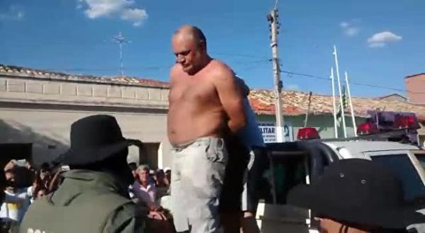 Populares aplaudem a a&ccedil;&atilde;o da pol&iacute;cia quando suspeito &eacute; encaminhado ao DP.(Imagem:G1 PI)
