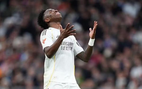 Arbeloa apoia Vini após vaias no Bernabéu e lembra: