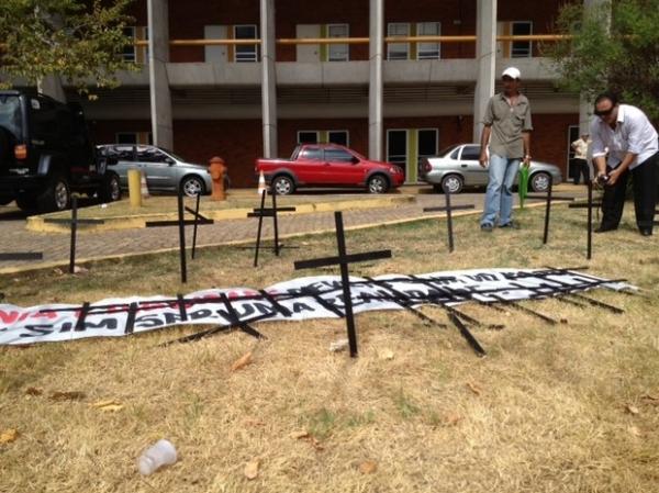 Cruzes foram colocadas em frente ao pr&eacute;dio da Assembleia Legislativa.(Imagem:Gil Oliveira/G1)