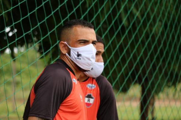 River-PI apresenta reforços, e 1º treino do ano tem volante Sidney e atacante Netho Brasil