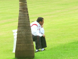 Sexta-feira 13 de reflexão e semblantes sérios no treino do Fla