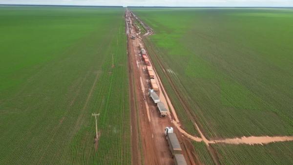  Caminh&otilde;es parados na PI-392 no Sul do Piau&iacute;.(Imagem:Neto Fotografia )