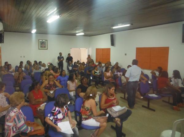 Sec. de Educa&ccedil;&atilde;o realizou reuni&atilde;o com diretores das escolas municipais.(Imagem:FlorianoNews)