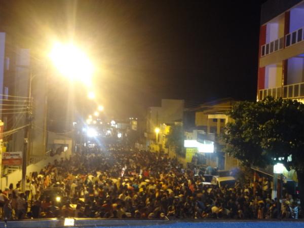 Capil&eacute; e Banda animaram arrast&atilde;o de anivers&aacute;rio de Floriano.(Imagem:FlorianoNews)