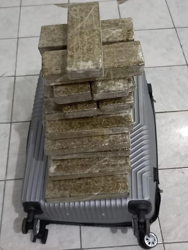 Mulher &eacute; detida com 33 tabletes de maconha em mala no Terminal Rodovi&aacute;rio de Floriano(Imagem:Divulga&ccedil;&atilde;o/PM)