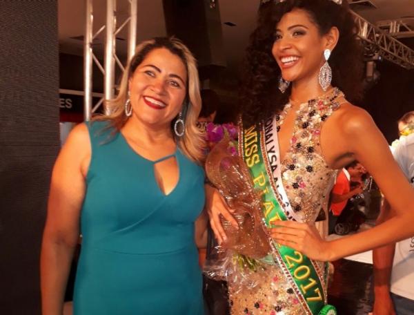  Monalysa Alc&acirc;ntara com m&atilde;e ap&oacute;s escolha de Miss Piau&iacute;.(Imagem:Divulga&ccedil;&atilde;o/Arquivo Pessoal)