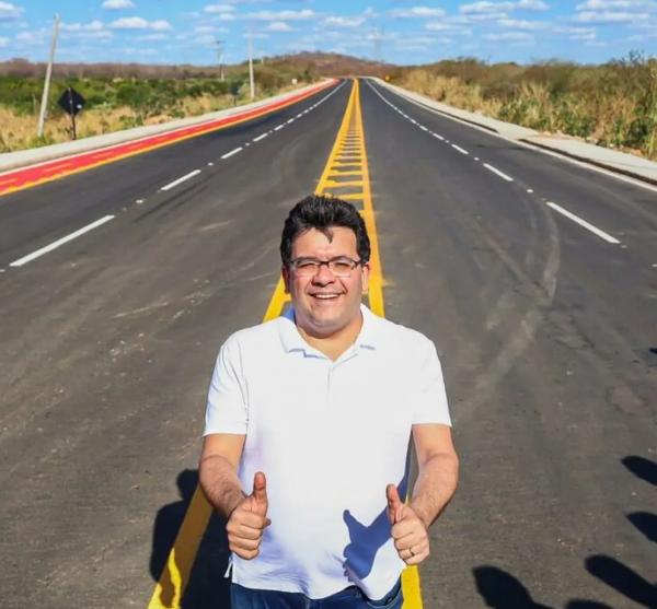 Governador Rafael Fonteles em trecho onde ciclofaixa foi refeita para entrega de rodovia no PI.(Imagem: Divulga&ccedil;&atilde;o/CCOM)