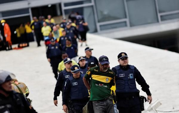  Bolsonaristas terroristas s&atilde;o presos e retirados do Pal&aacute;cio do Planalto.(Imagem: Ueslei Marcelino/Reuters )