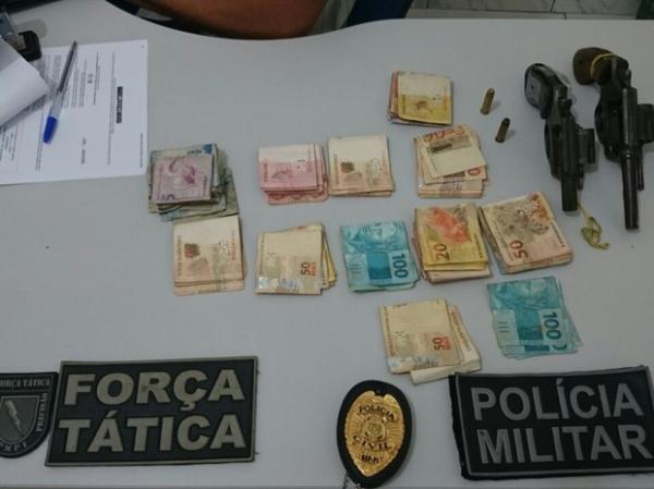 Dinheiro e armas apreendidas com os suspeitos no Piau&iacute;.(Imagem:Pol&iacute;cia Militar)