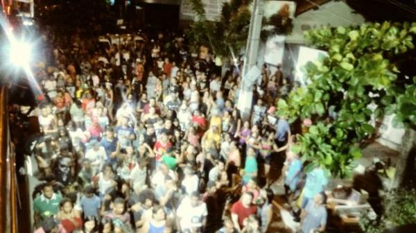 Oz Bambaz arrasta multidão na primeira noite de carnaval em Floriano.(Imagem:FlorianoNews)