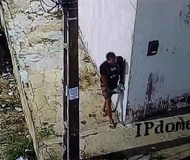 Arremessadores ganham R$ 70 para jogar objetos na Casa de Custódia