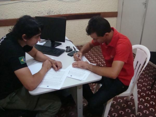 Brigada de inc&ecirc;ndio de Floriano assina contratos com IBAMA.(Imagem:Manuela Simpl&iacute;cio)