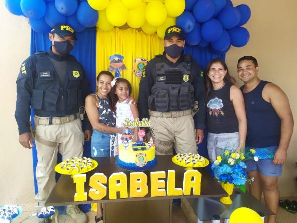 Menina de 5 anos que sonha em ser da PRF ganha festa tem&aacute;tica e surpresa de policiais.(Imagem:Divulga&ccedil;&atilde;o/PRF)