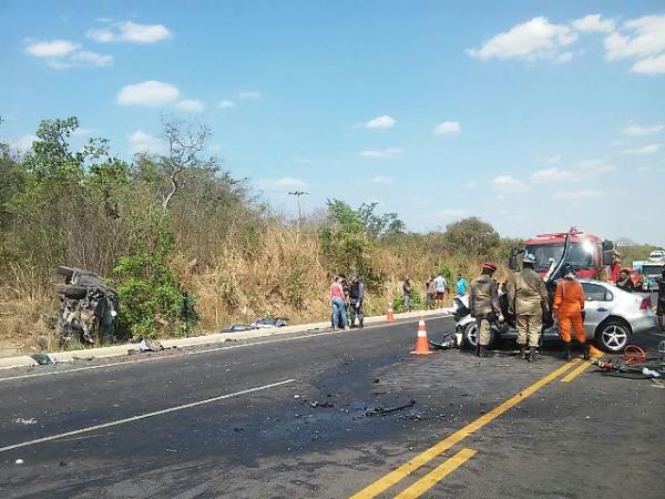 Acidente entre Hillux e Voyage deixa tr&ecirc;s mortos em Caxias.(Imagem:PRF)